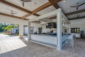 Poolside bar - Fun Getaway With Themed Bedrooms (Kissimmee)