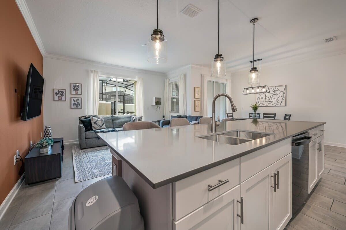 Villa (4 Bedrooms) | Wohnbereich | 42-Zoll-Smart-TV mit Kabelempfang