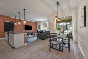 Villa (4 Bedrooms) | Area soggiorno | Smart TV 42 pollici con canali via cavo