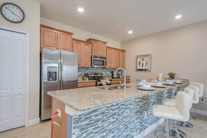 Villa (4 Bedrooms) | Private kitchen | Microwave, oven, highchair, blender - Prime Locale - Vacation Paradise (Kissimmee)