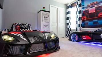 House (6 Bedrooms) | 6 bedrooms, individually decorated, individually furnished, desk