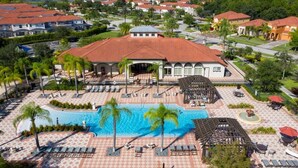 Ein Resort mit Swimmingpool, Palmen und einer überdachten Terrasse.