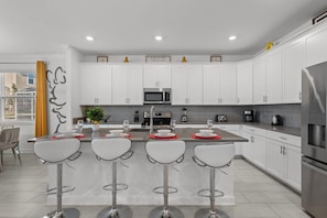 Casa (6 Bedrooms) | Cozinha privada | Micro-ondas, fogão, cadeirão de bebê, liquidificador