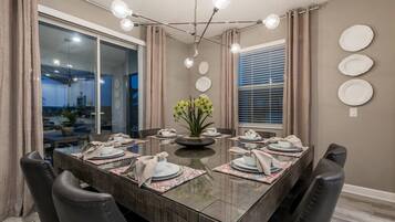 House (6 Bedrooms) | In-room dining