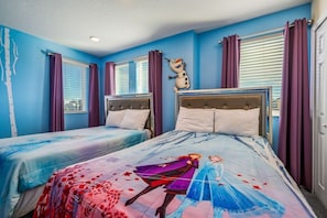 Een hotelkamer met twee bedden, een groot raam met zonwering en een decoratie aan de muur.