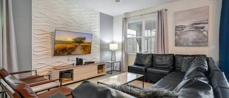 Ferienhaus (Multiple Bedrooms) | Wohnbereich | 50-Zoll-Smart-TV mit Kabelempfang