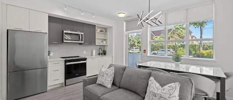 Departamento empresarial, 3 habitaciones, vista a la ciudad | Área de sala de estar | Televisión LED de 50 pulgadas con canales digitales