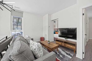 Business Apartment, 3 Bedrooms, City View | Living area