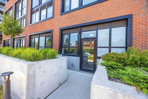 Exterior - Modern Stays in the Heart of the Stockyards (Toronto)