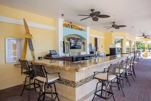 Bar en bord de piscine