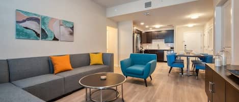 Departamento (3 Bedrooms) | Área de sala de estar | Smart TV de 42 pulgadas con canales por cable