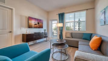 Apartamento (3 Bedrooms) | Área de estar | Smart TV 42 polegadas com canais a cabo