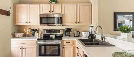 Huvila (3 Bedrooms) | Yksityinen keittiö | Mikroaaltouuni, uuni, liesi, syöttötuoli