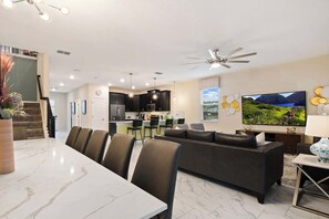 独立别墅 (Multiple Bedrooms) | 起居区 | 50-英寸智能电视（配备有线频道）