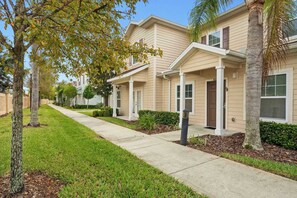 A row of townhouses with a front porch, a sidewalk, and a grassy area. - Modern 3 Bed Villa, Newly Renovated, Prime Location (Kissimmee)