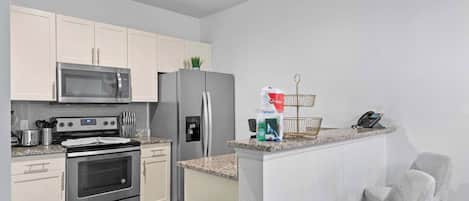 Villa (3 Bedrooms) | Eget kjøkken | Mikrobølgeovn, ovn, høy barnestol og hurtigmikser