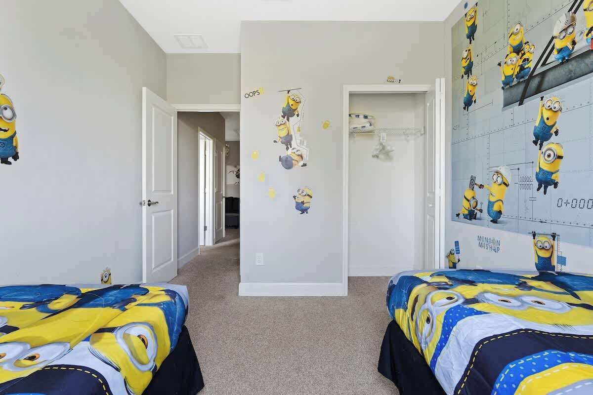 Makuuhuoneessa on kaksi sänkyä, ja molemmissa on Minion-aiheinen päiväpeite. Seinät on koristeltu Minion-tarroilla, ja huoneessa on Minion-aiheinen hyllykkö.