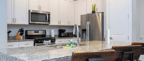 Huvila (4 Bedrooms) | Yksityinen keittiö | Mikroaaltouuni, uuni, syöttötuoli, tehosekoitin