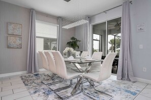 In-room dining - Home 6bed , Themed Rooms, Game Room, Storey Lake (Kissimmee)