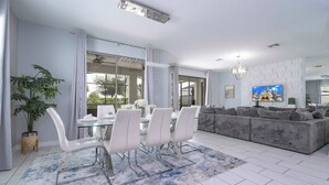 Living area - Home 6bed , Themed Rooms, Game Room, Storey Lake (Kissimmee)