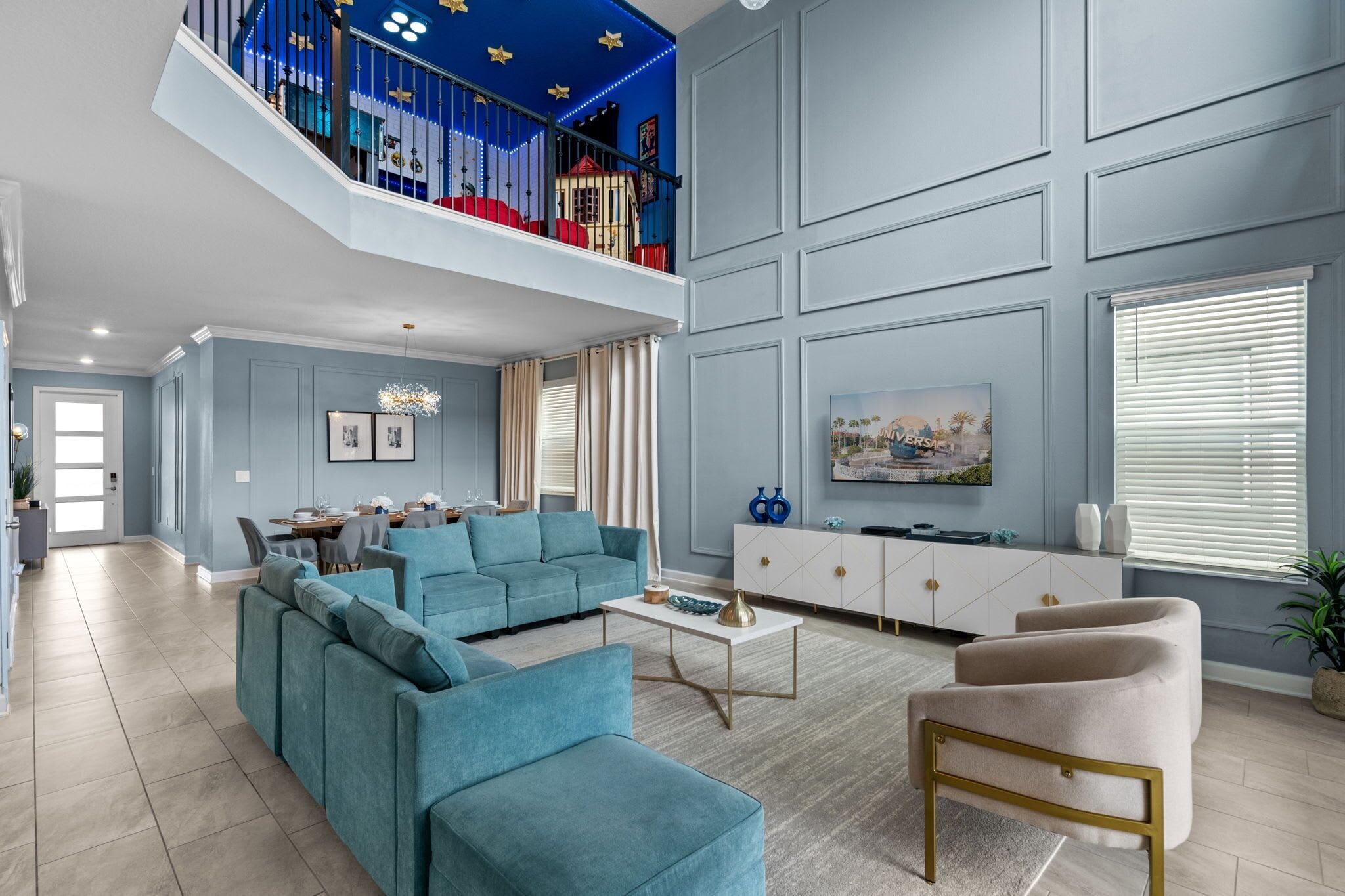 Talo (5 Bedrooms) | Oleskelualue | 50–tuumainen äly-TV, jossa kaapelikanavat