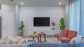 Villa (5 Bedrooms) | Wohnbereich | 50-Zoll-Smart-TV mit Kabelempfang