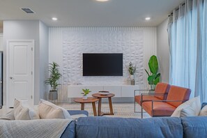 Living area - Luxury Themed Bedrooms Haven (Davenport)