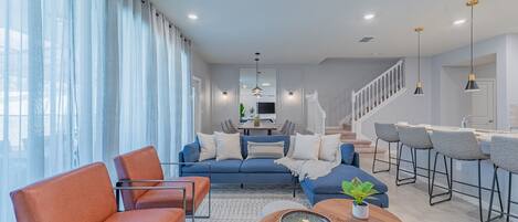 Villa (5 Bedrooms) | Wohnbereich | 50-Zoll-Smart-TV mit Kabelempfang