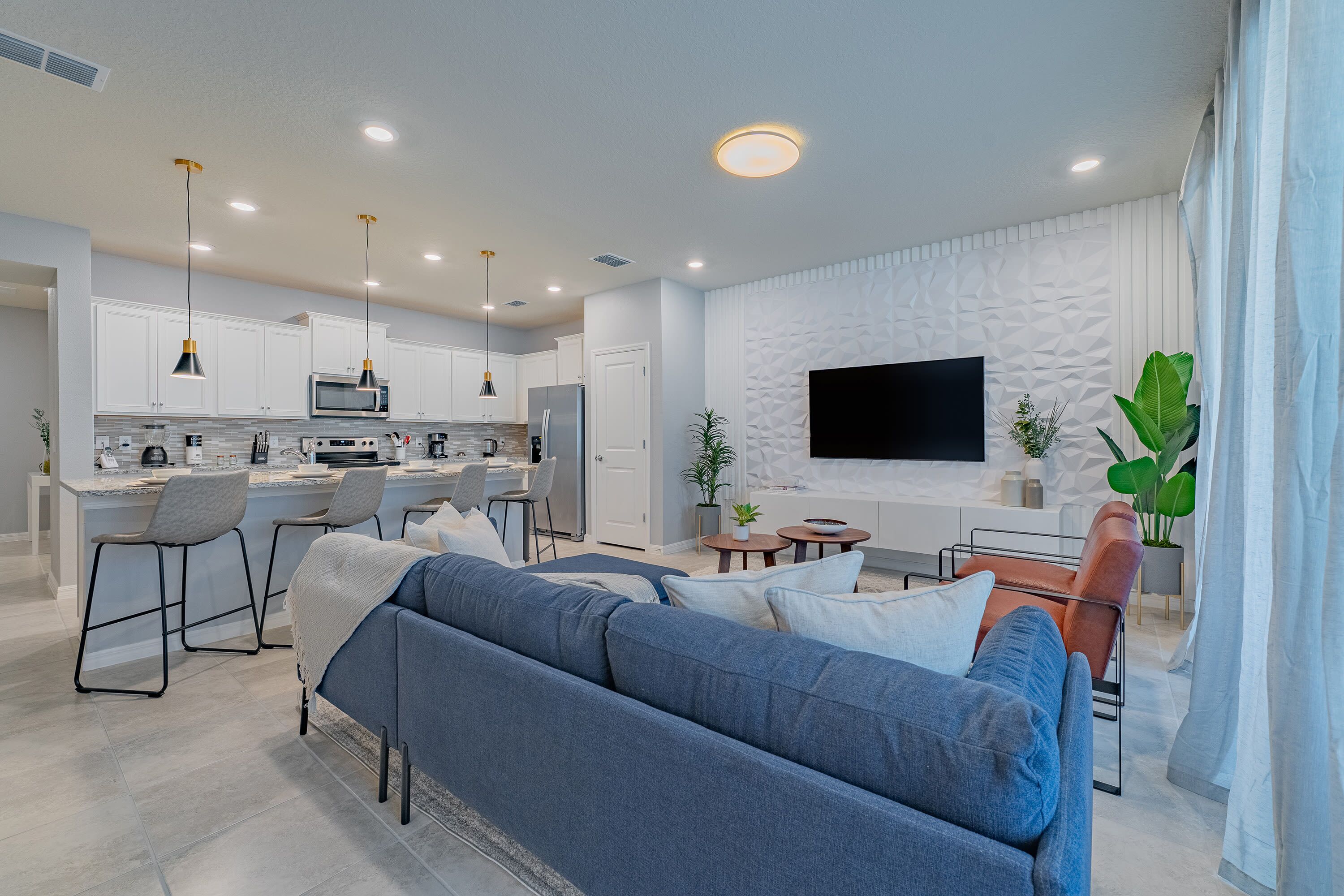 Villa (5 Bedrooms) | Ruang tamu | 50 inci sebuah televisyen pintar dengan kabel 