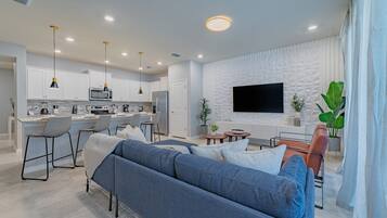 Villa (5 Bedrooms) | Ruang tamu | 50 inci sebuah televisyen pintar dengan kabel