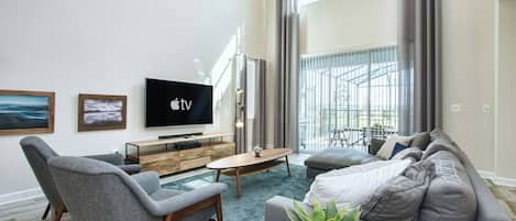 Hus (5 Bedrooms) | Oppholdsområde | En 50-tommers smart-TV med kabel-kanaler