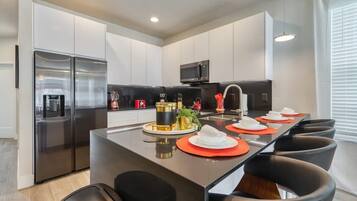 Villa (4 Bedrooms) | Bathroom | Bathtub, towels, soap, shampoo