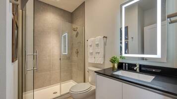 Villa (4 Bedrooms) | Bathroom | Bathtub, towels, soap, shampoo