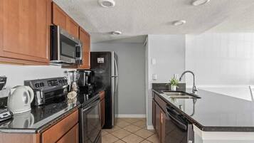 Apartamento (3 Bedrooms) | Cozinha privada | Micro-ondas, fogão, cadeirão de bebê, liquidificador