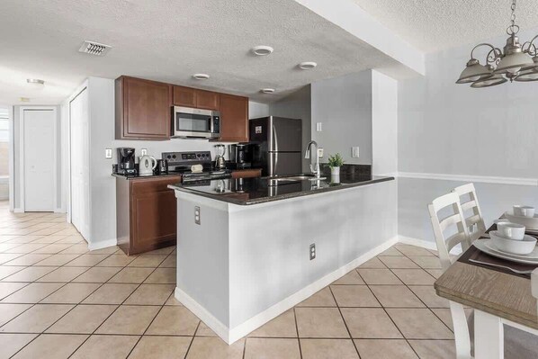 Apartment (3 Bedrooms) | Private kitchen | Microwave, oven, high chair, blender - Enjoy Disney 3brs at Villas of Somerset (Kissimmee)