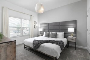 Villa (4 Bedrooms) | 4 habitaciones, espacio para trabajar con laptop y cortinas blackout 