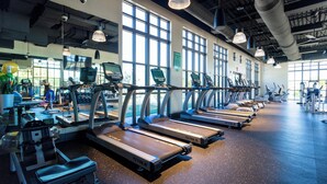 Ett gym med flera löpband, motionscyklar och annan träningsutrustning.