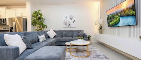 別墅 (4 Bedrooms) | 客廳 | 42 吋智能電視連有線電視頻道