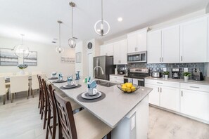 Huvila (4 Bedrooms) | Yksityinen keittiö | Mikroaaltouuni, uuni, syöttötuoli, tehosekoitin