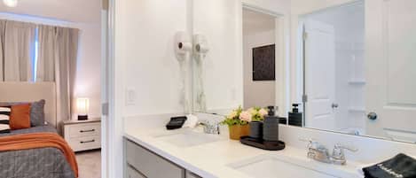 Casa (Multiple Bedrooms) | Baño | Tina, toallas, jabón, shampoo