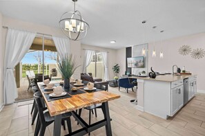 Microwave, oven, high chair, blender - Magical Getaway in the Best Location for a Perfect Vacation (Davenport)