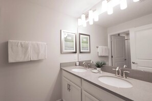 Villa (4 Bedrooms) | Bathroom | Bathtub, towels, soap, shampoo - Perfect Storey Lake Home for Great Vacation (Kissimmee)