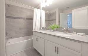 Villa (4 Bedrooms) | Bathroom | Bathtub, towels, soap, shampoo - Perfect Storey Lake Home for Great Vacation (Kissimmee)