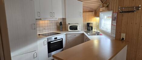 Kjøleskap, mikrobølgeovn, ovn og kokeplater