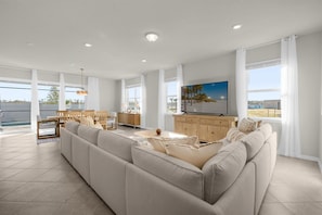 House (6 Bedrooms) | Living room