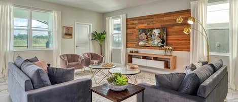 單棟房屋 (6 Bedrooms) | 客廳 | 50 吋智能電視連有線電視頻道