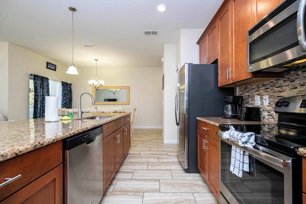 Microwave, oven, highchair, blender - Great Home, Mickey & Harry Potter Beds, Top Spot (Kissimmee)