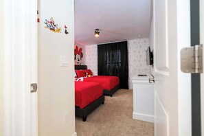 Microwave, oven, highchair, blender - Great Home, Mickey & Harry Potter Beds, Top Spot (Kissimmee)