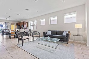 House (5 Bedrooms) | Ruang tamu | 60 inci sebuah televisyen pintar dengan kabel