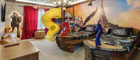 Hus (Multiple Bedrooms) | 9 sovrum, individuell inredning, unika möbler och arbetsyta för laptop